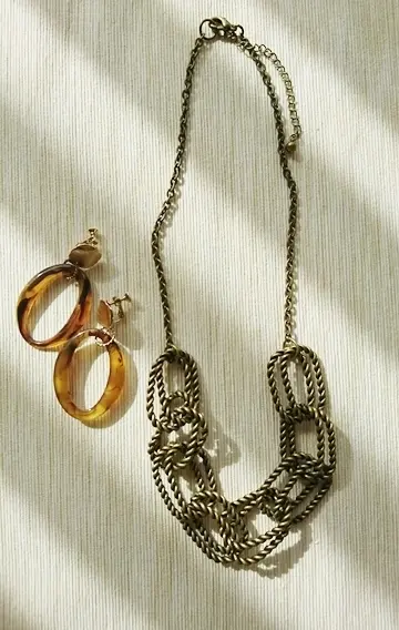 秋コーデに合わせたアクセサリー