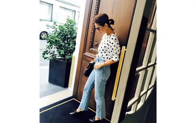 細身のテーパードデニムに、甘めのブラウス＆フラットシューズのコーデ