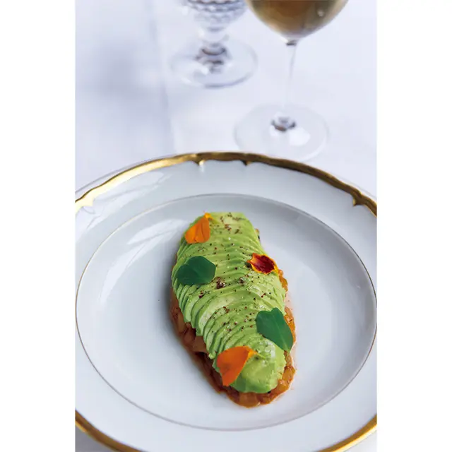 アボカドとマンゴーのサラダ。