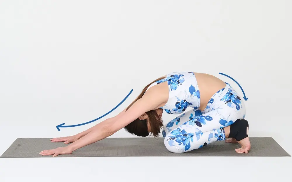 OurAge×Webエクラ　④次に、息を吸って、吐きながらお尻を下ろし、両腕を伸ばして、頭を内側に入れて3〜5呼吸。  