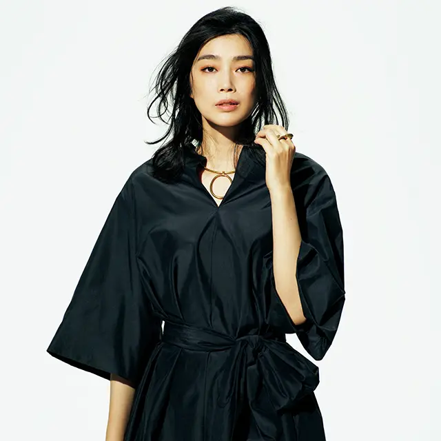 黒コーデ×チョーカー