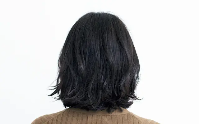 うねりグセを生かしたパーマで立体感のあるフォルムを実現　バック