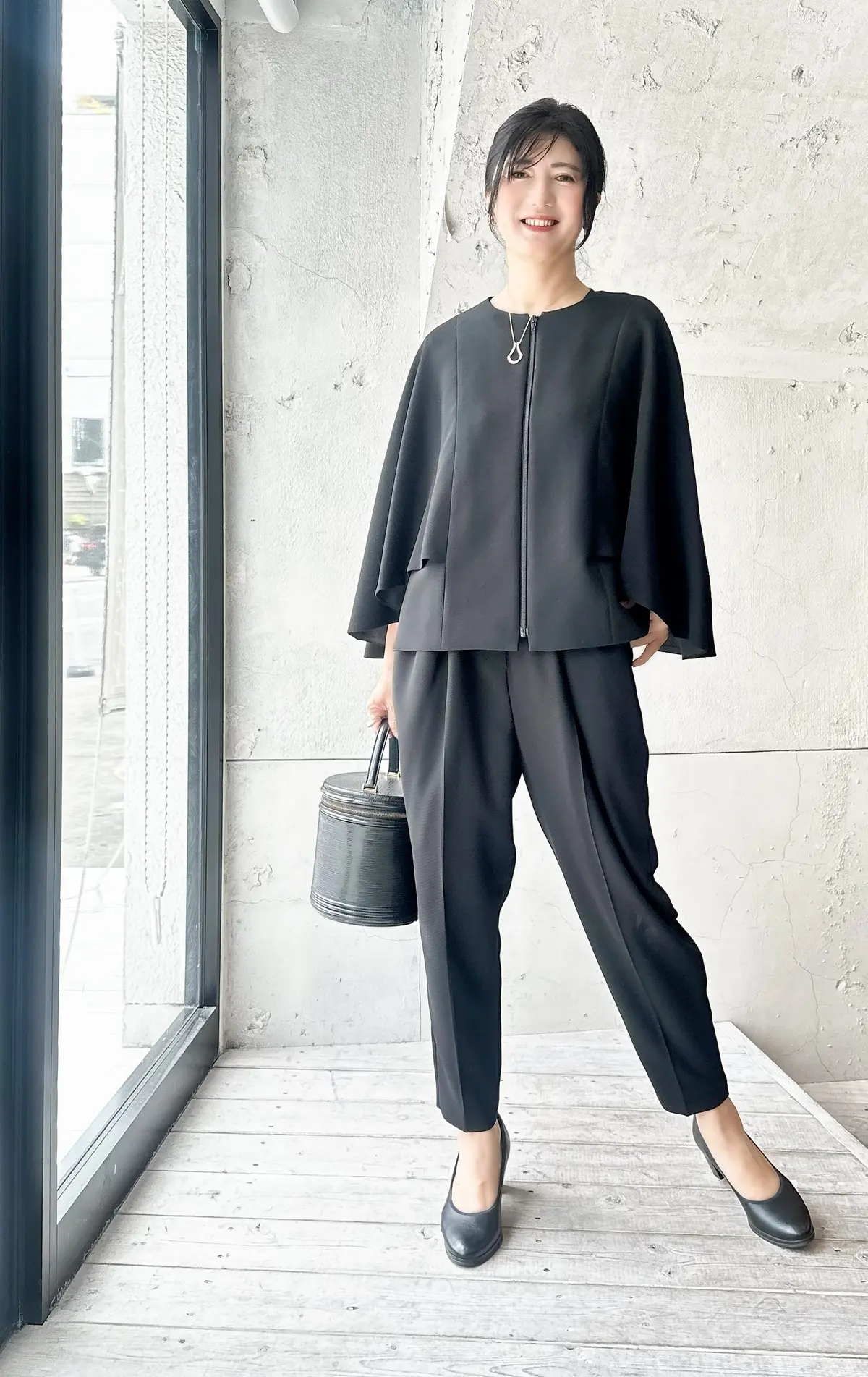 ケープデザインパンツスーツで恵比寿ウェスの画像_3