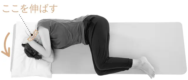 腕の力で頭を押して胸に引き寄せ