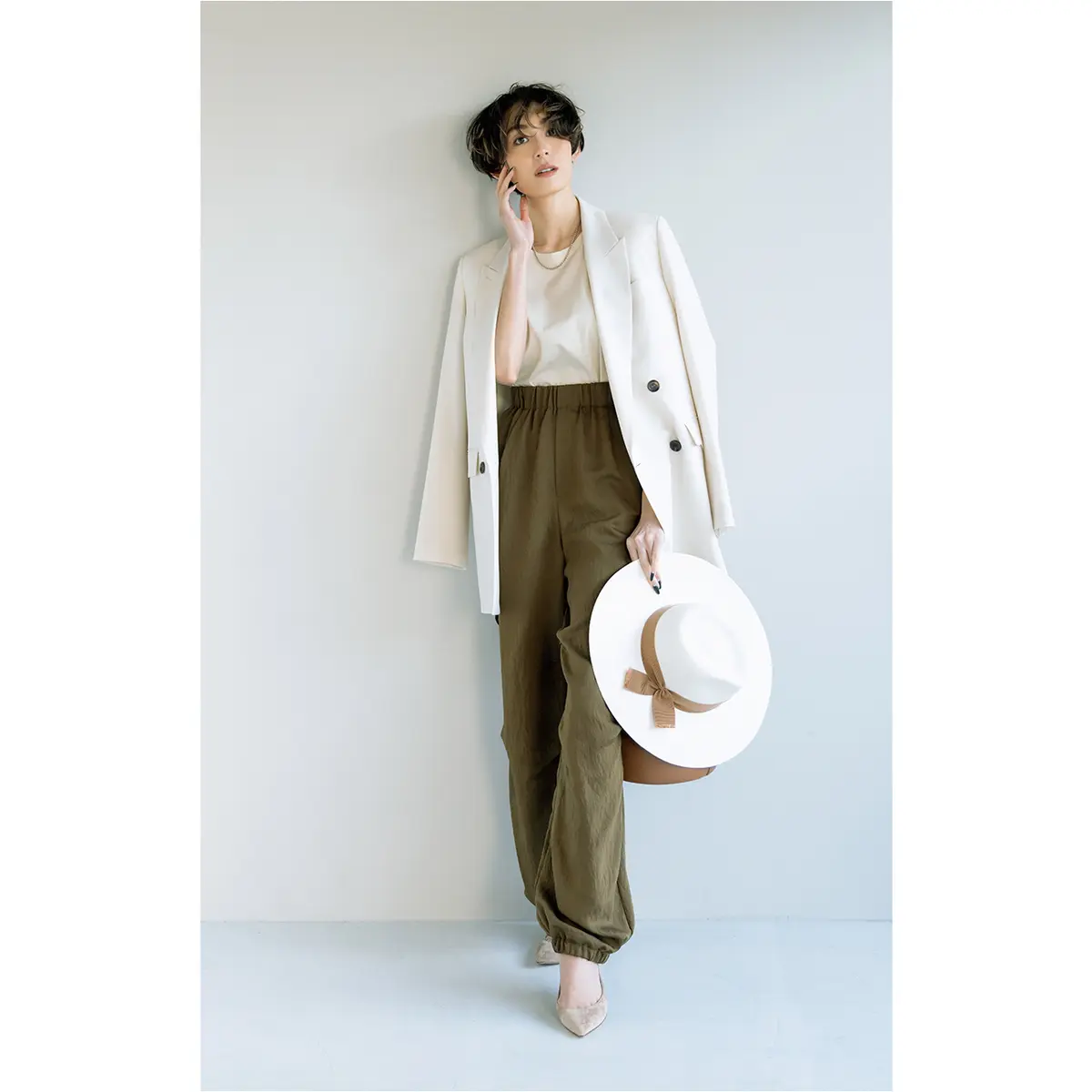 白ジャケットとカーキワークパンツのコーデ　モデル・LIZA