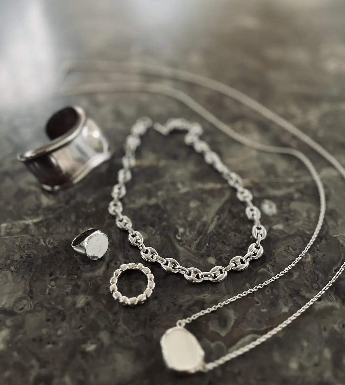 グレイッシュな服に合うシルバー系アクセサリーで輝きをプラス