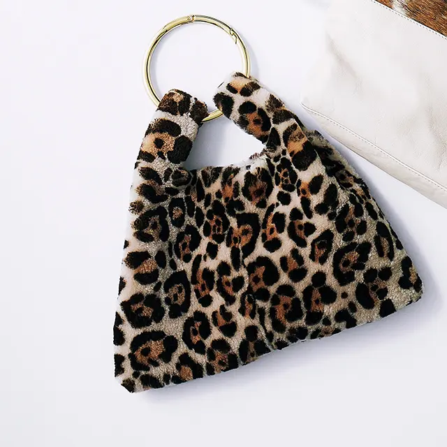 ふわもこ素材の愛されバッグは、強 めなレオパード柄とゴールドリングのハンドルで大人顔。