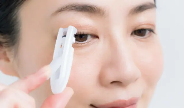 目頭や目じりのまつ毛など細かな部分に使いやすいアイテムを利用