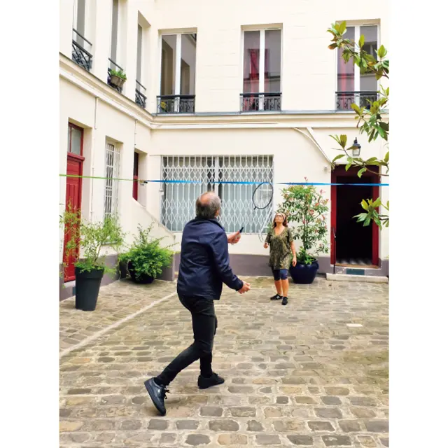 住居の中庭にリビィさん夫妻が設置したバドミントンコートは外出制限令中の住人の憩いの場に。