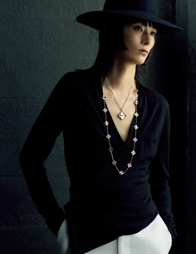 ヴァン クリーフ＆アーペルのネックレス「マジック アルハンブラ ロングネックレス 1モチーフ」と「ヴィンテージ アルハンブラ ロングネックレス」を着用したリー・モモカ