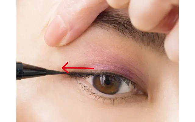 目じりから水平に5mm長めにラインを引く