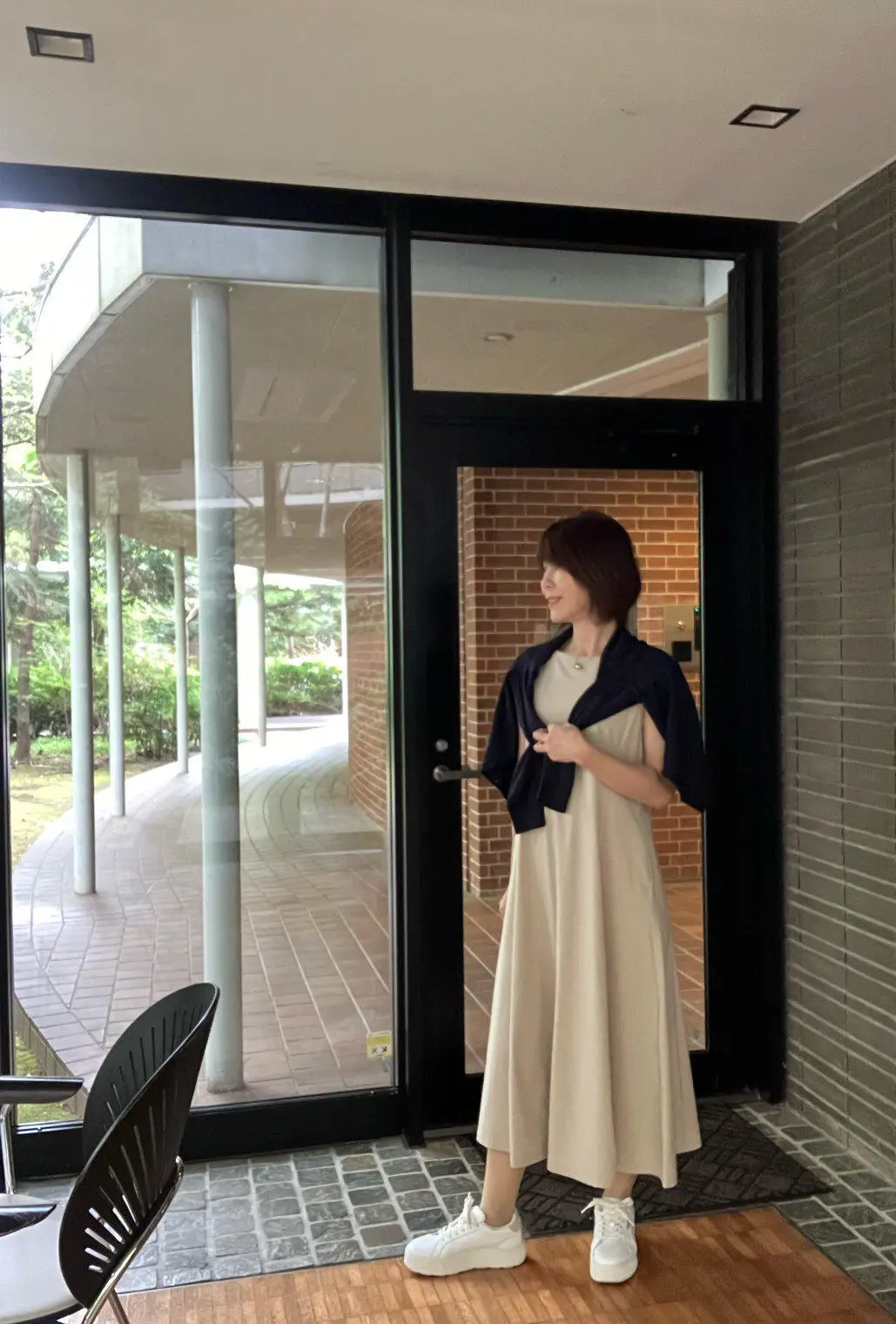 ウルトラストレッチエアリズムワンピース　UVカットクルーネックカーディガン　ユニクロ　ワンピース　ユニクロ　カーディガン    jマダムのコーデ　白スニーカー