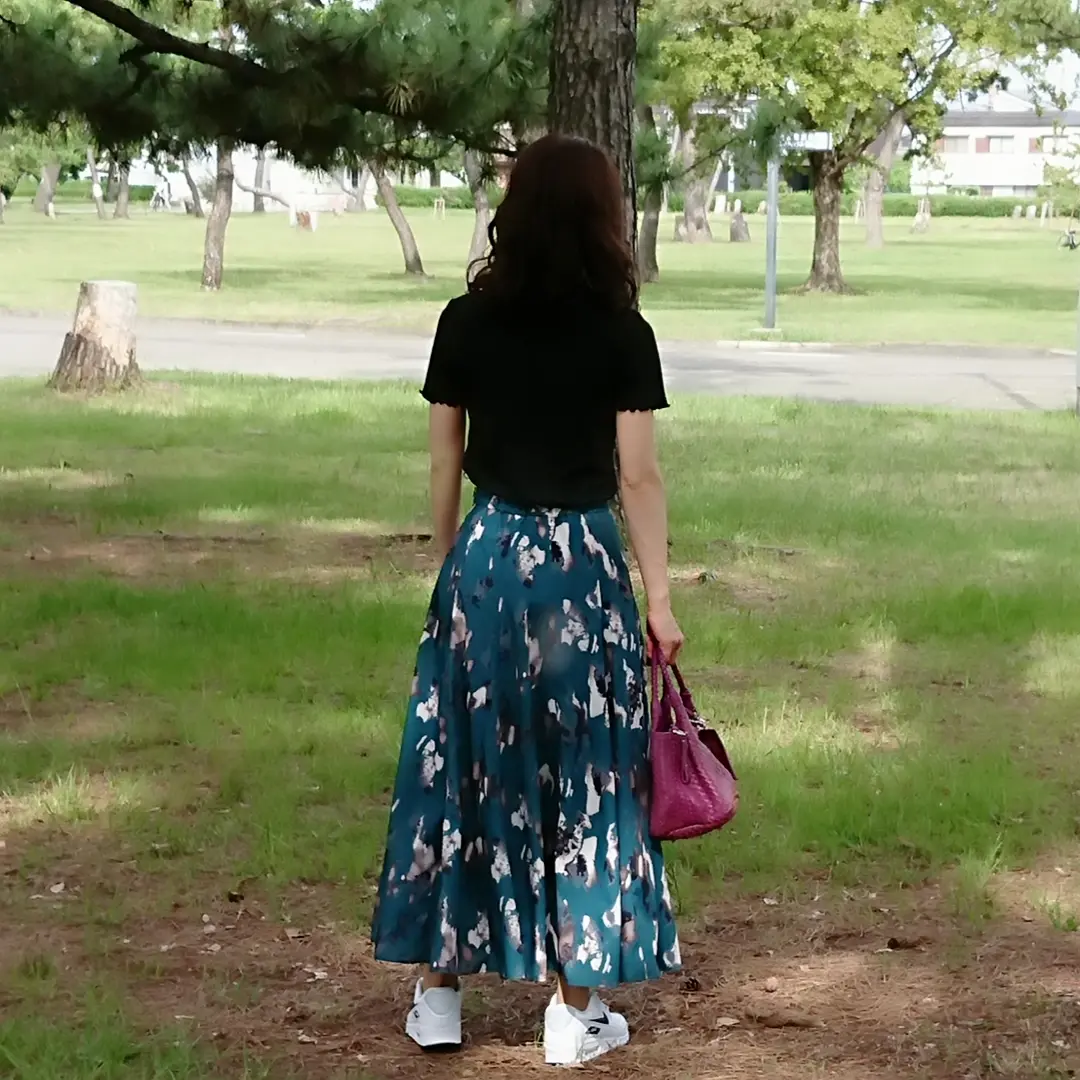 グリーンロングスカート   黒Tシャツ  スニーカー