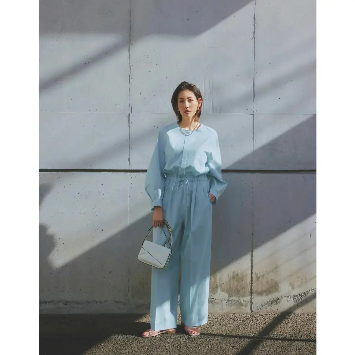 爽やかなライトブルーのオールインワンで春の陽射しに映える装いに！