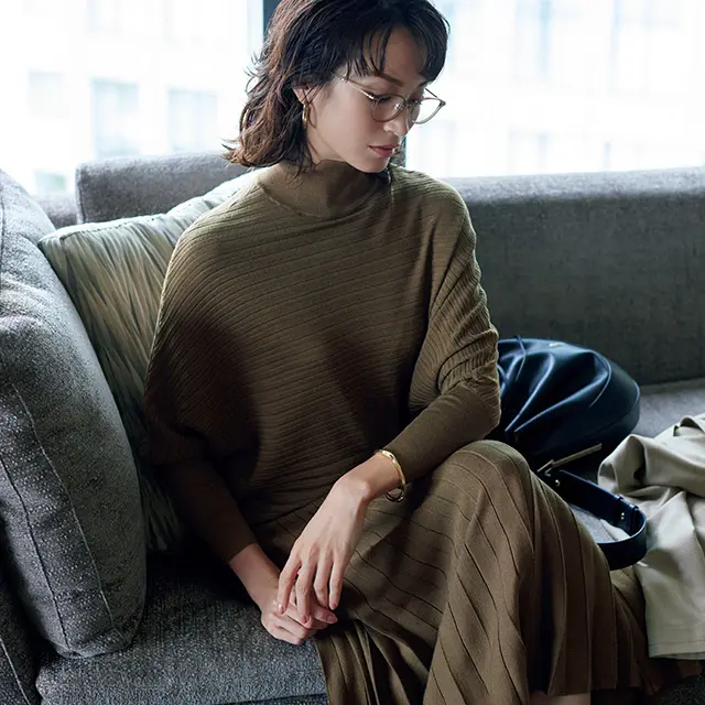 リラックス感の中に 揺るぎない気品が漂う、 リュクスな秋色ニット