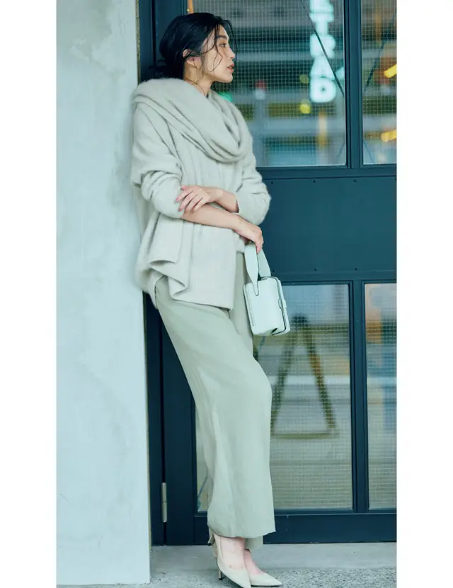 上品なニュアンスグリーンのパンツとニットコーデのゆうき