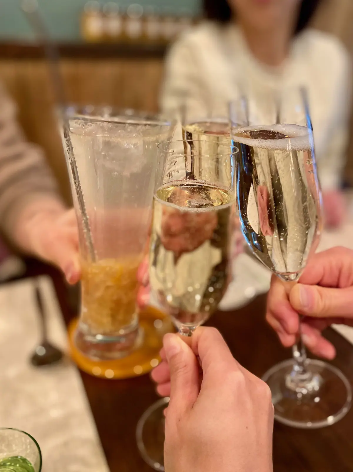 江ノ島野菜フレンチ「Suzu」で乾杯する女性の手元の写真