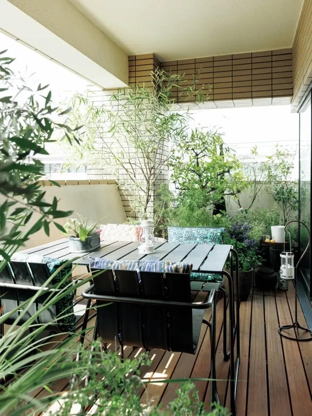 グリーンは置き換えやすいよう鉢植えに