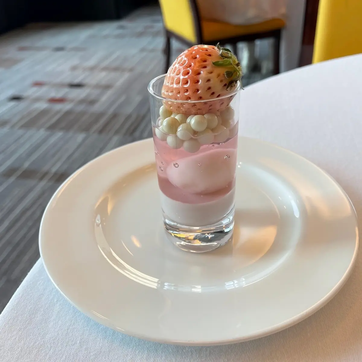 コンラッド東京「桜といちごのアフタヌーンティー」のスイーツ　桜餅ヴェリーヌ