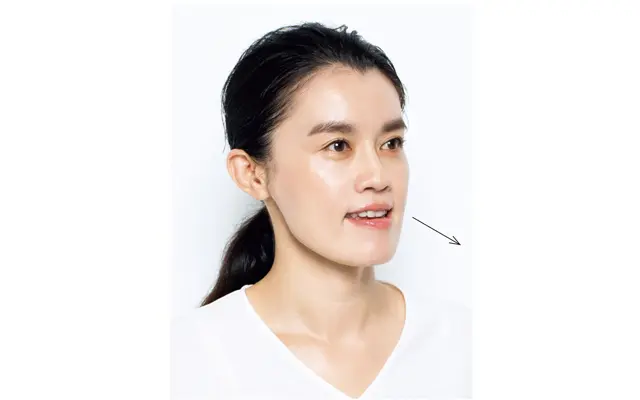 《1》あごを前のほうにぐっと突き出す