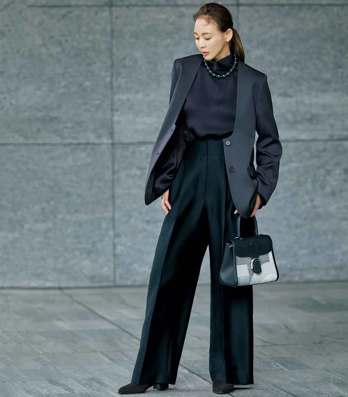 大切なプレゼンを控えた朝。 黒パンツ×ジャケットの凛とした装いで