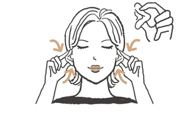 両耳を包むように曲げて5秒間キープする