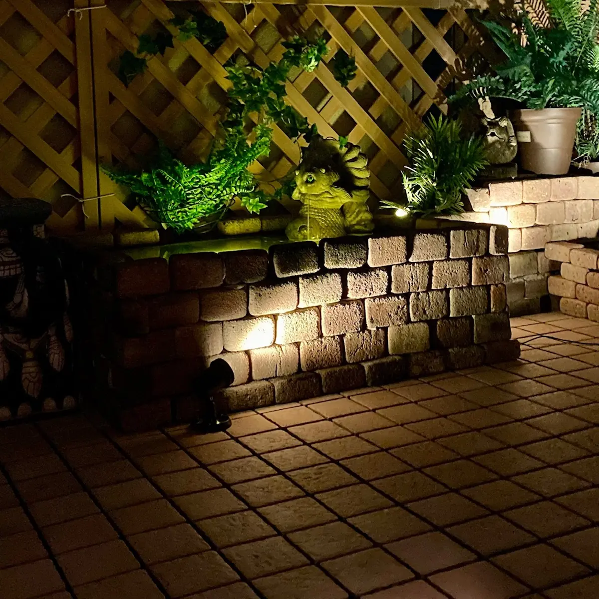 ライトアップされたバルコニーの池