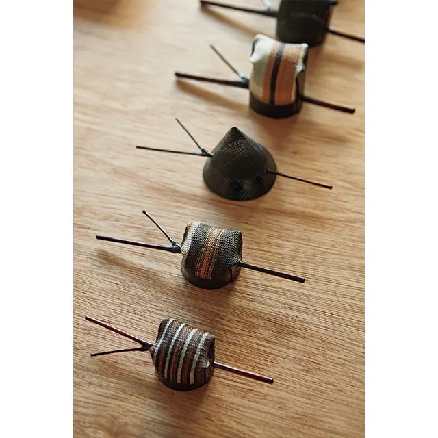 馬の尾の毛を編んで漆加工する伝統技法で作られた、韓国語で“マミチェ”と呼ばれる茶こし。