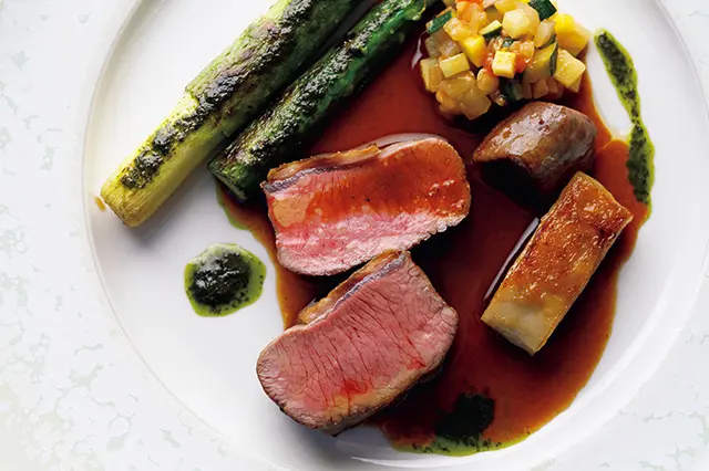 「ニュージーランド産仔羊のロースト グリーンアスパラガスとラタトゥイユ」。ランチ￥12,000〜のコースより　