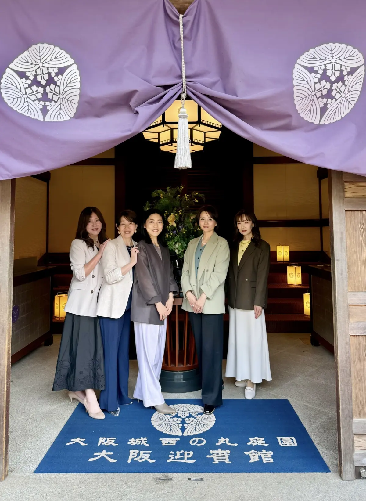 Webエクラブロガー仲間との集合写真。大阪迎賓館の前にて撮影