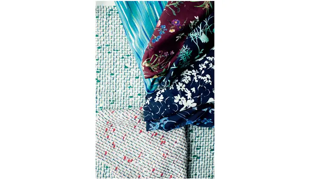 生地サンプルの一部。ツイード調やフラワープリント、幾何柄など、個性豊かなラインナップ。それぞれ色バリエーションがある。