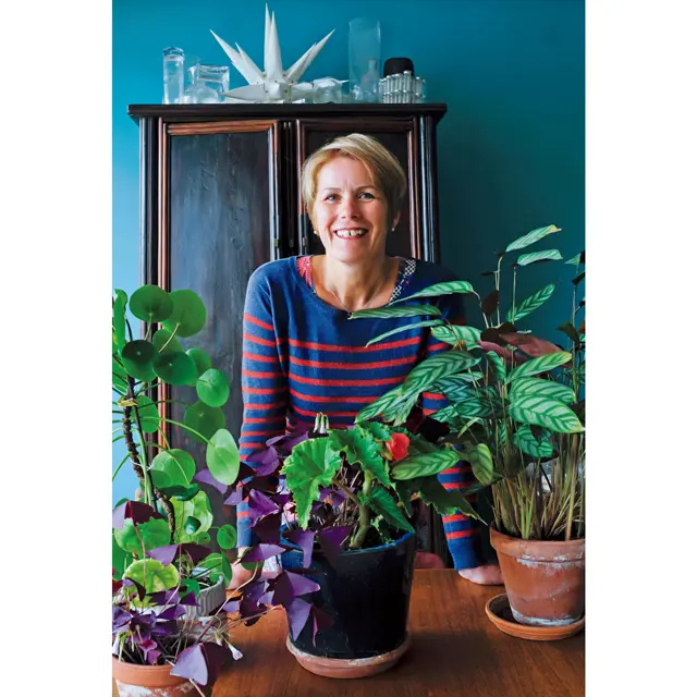 ❶瞑想とヨガのあとには、自宅のテラスや中庭の植物、菜園の手入れが毎朝の日課となったローレンスさん