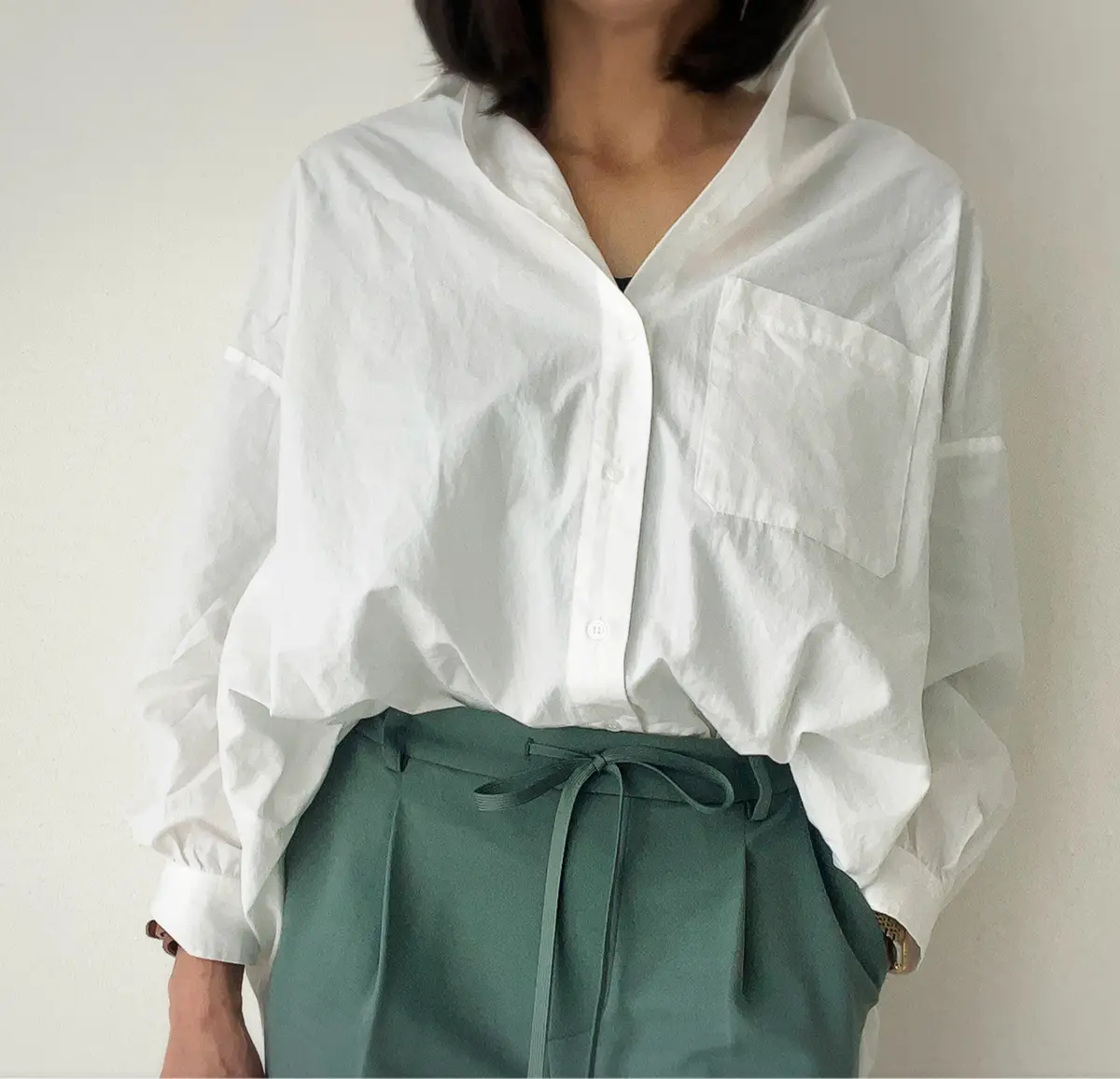 白シャツ&ブラウス×グリーンパンツで春スの画像_1