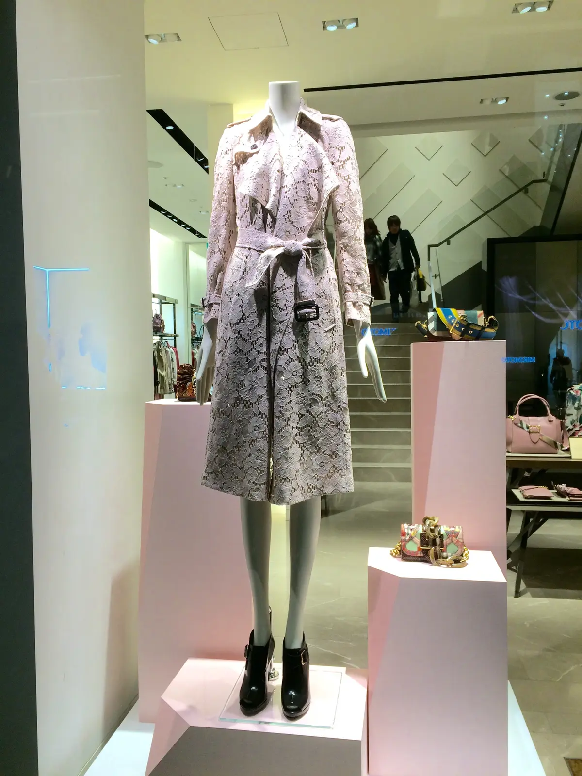 春らしいトレンチコートの画像_1