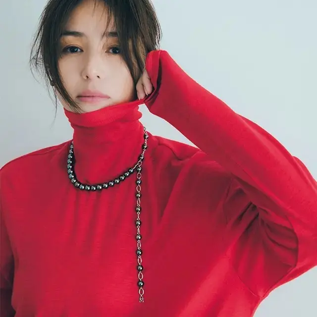 50代の首もとに、つやめきと美しき余韻を！女優・井川 遥さんとラウンドネックレスまとめ