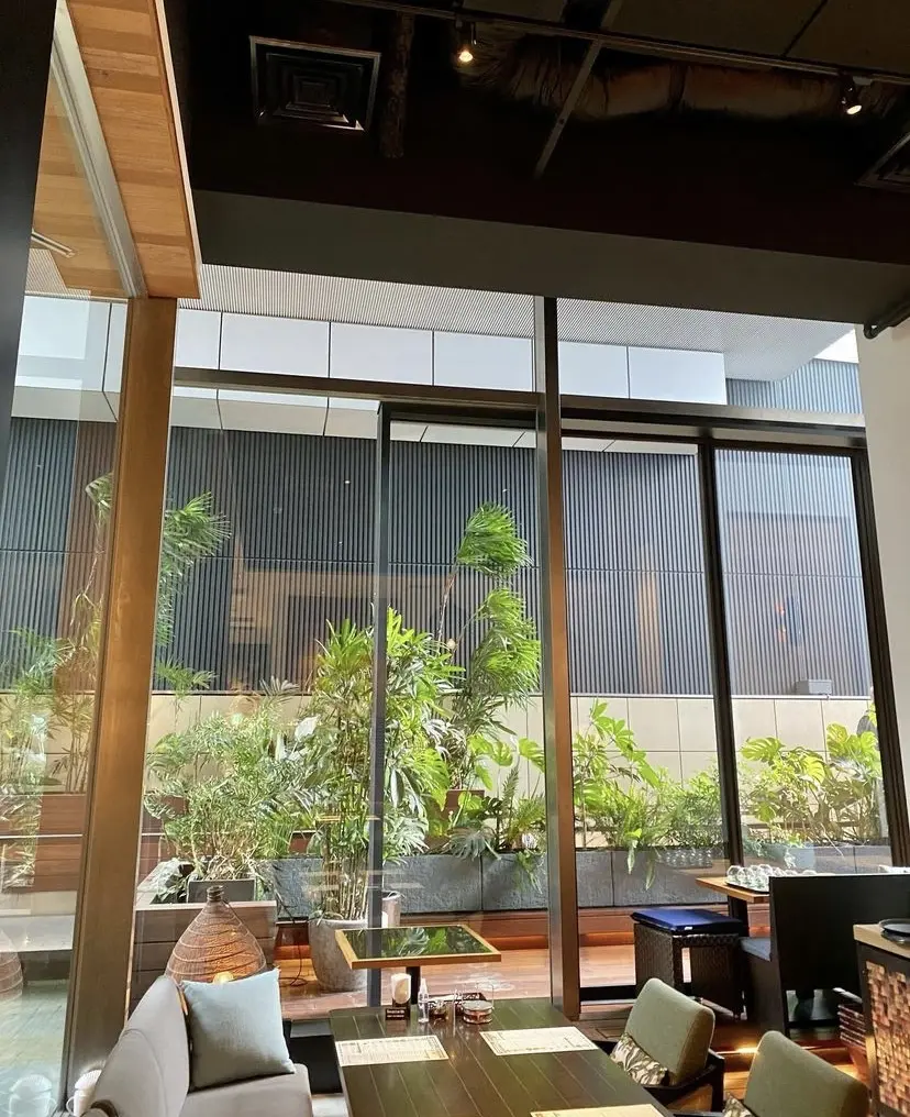 店内から外への様子　大きな窓ガラスで開放感あり