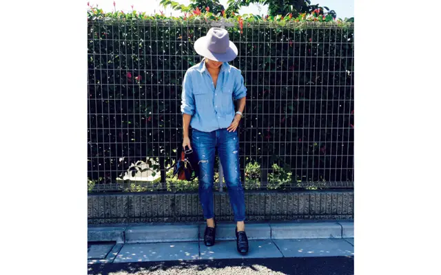 脚を立体的にいきいきと見せてくれるというレッドカードのデニム