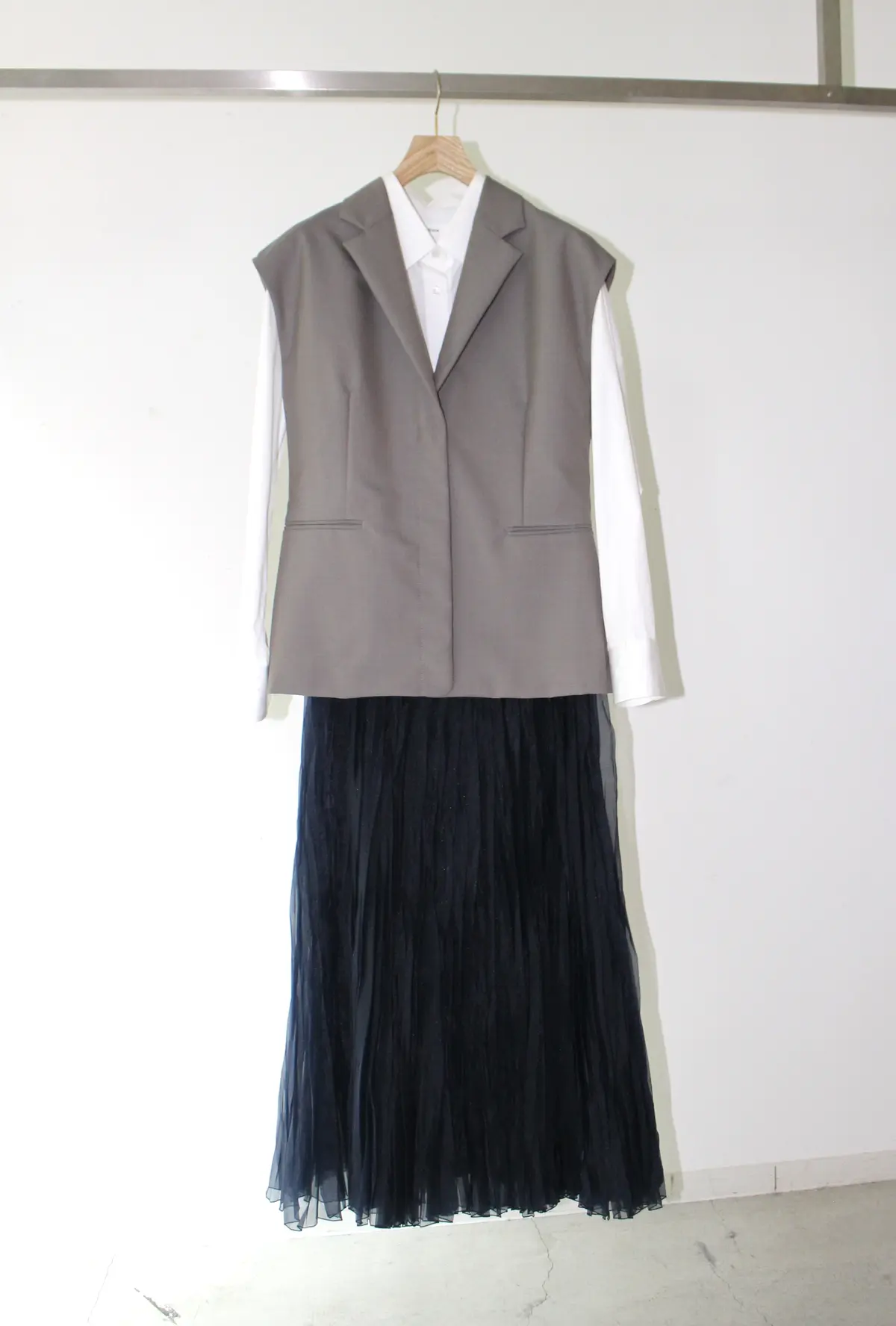 エブール　グレージレの中に白シャツを入れて、ネイビーシフォンスカートを合わせたスタイリング