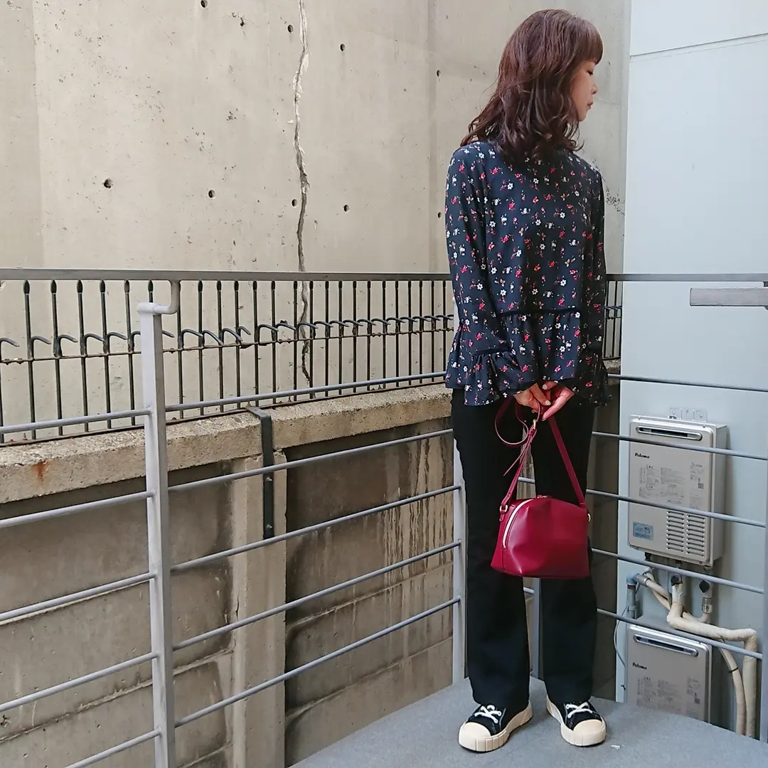 花柄ブラウス   黒フレアデニム  赤バッグ