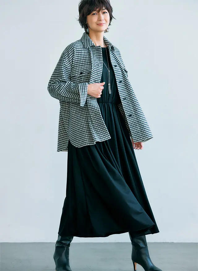 モノトーンのチェックでシャツジャケットがシックな味わいに