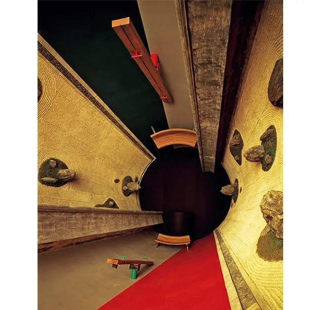 常設展の空間は太陽、月、大地の3室から成る。荒川修作＋マドリン・ギンズの作品が広がる「太陽」。