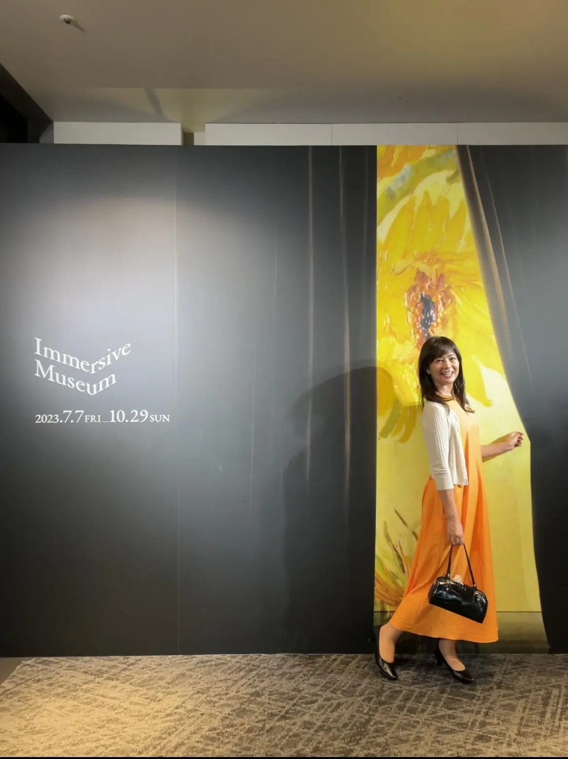 Immersive Museum TOKYO 2023、イマーシブミュージアムTOKYO 2023、オレンジ、ワンピース、ワンピースコーデ、ハロウィン、秋、ハロウィンコーデ、秋服、秋服コーデ、カーディガン、ゴールド、ベージュ、シャンパンゴールド、ボレロ、ベージュカーディガン、黒、黒バッグ、型押しバッグ、黒エナメルバッグ、エナメルバッグ、エナメル型押しバッグ、ヒール、黒ヒール、5cmヒール、ボブ、ボブヘア、ポスター、入り口