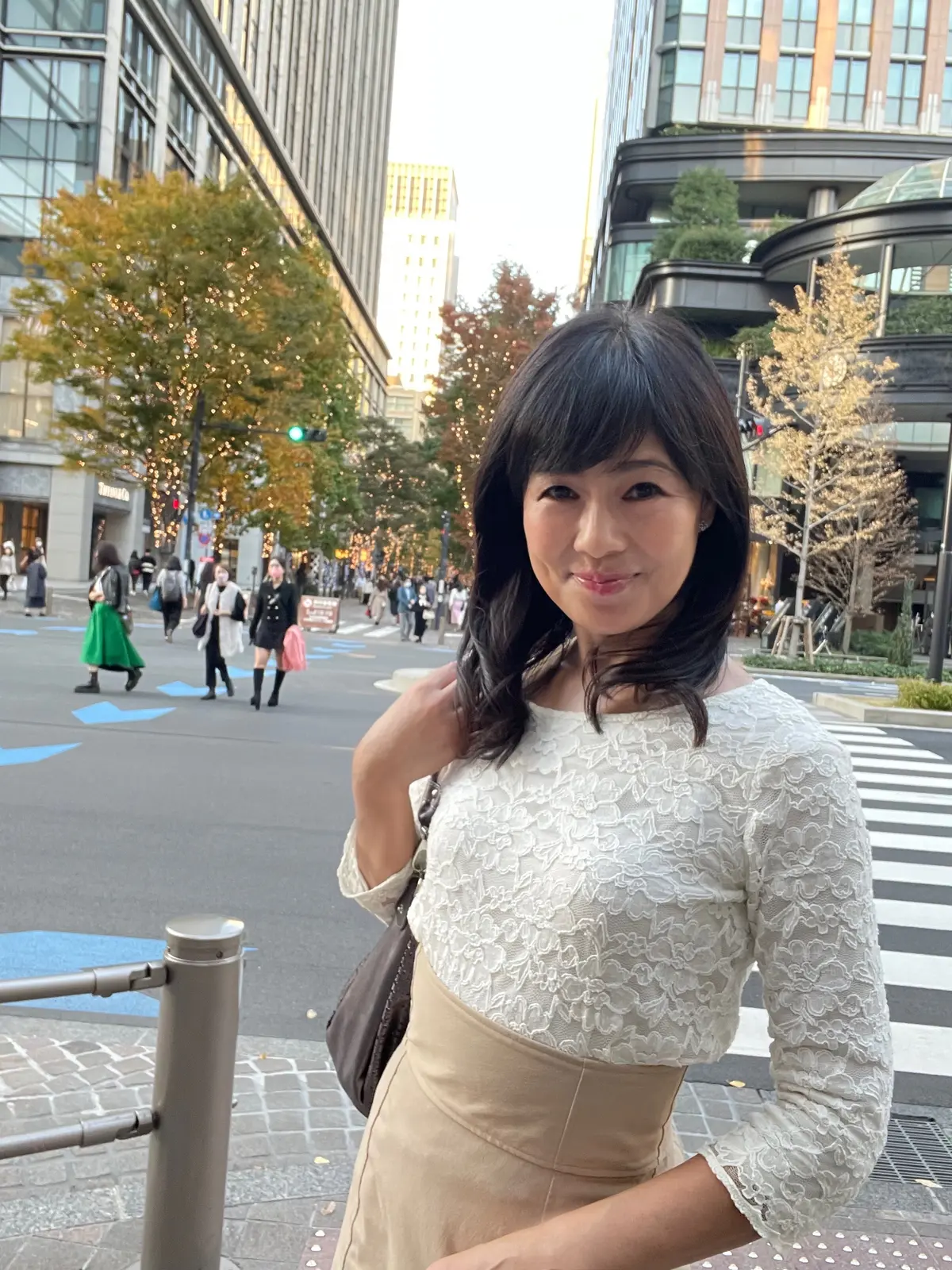 Vis。ビズ。ベージュ。ロングスカート。ベージュロングスカート。レース。レーストップス。白。白トップス。カットソー。白カットソー。七分丈。バッグ。ミッシェルクラン。Michel Klein。