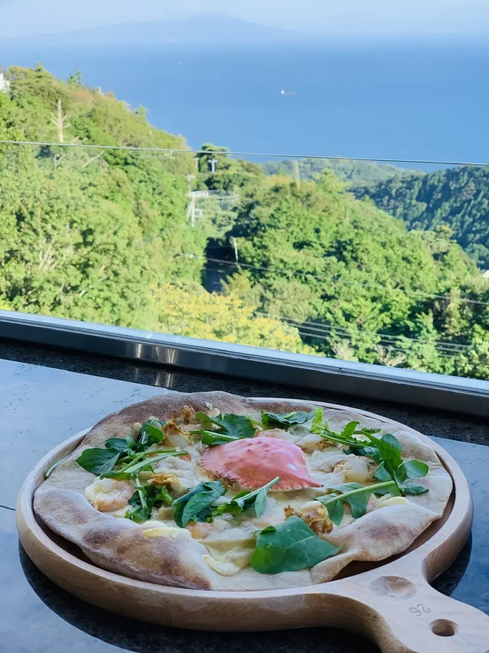 渡り蟹と海老のシーフードピザ