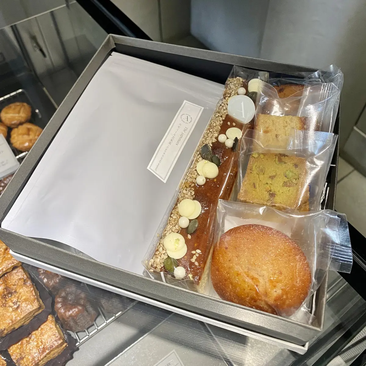 好きなお菓子やお茶を選んで箱に詰め合わせ