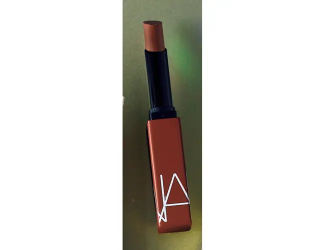 パワーマット リップスティック 101 ￥4,290／ナーズ ジャパン