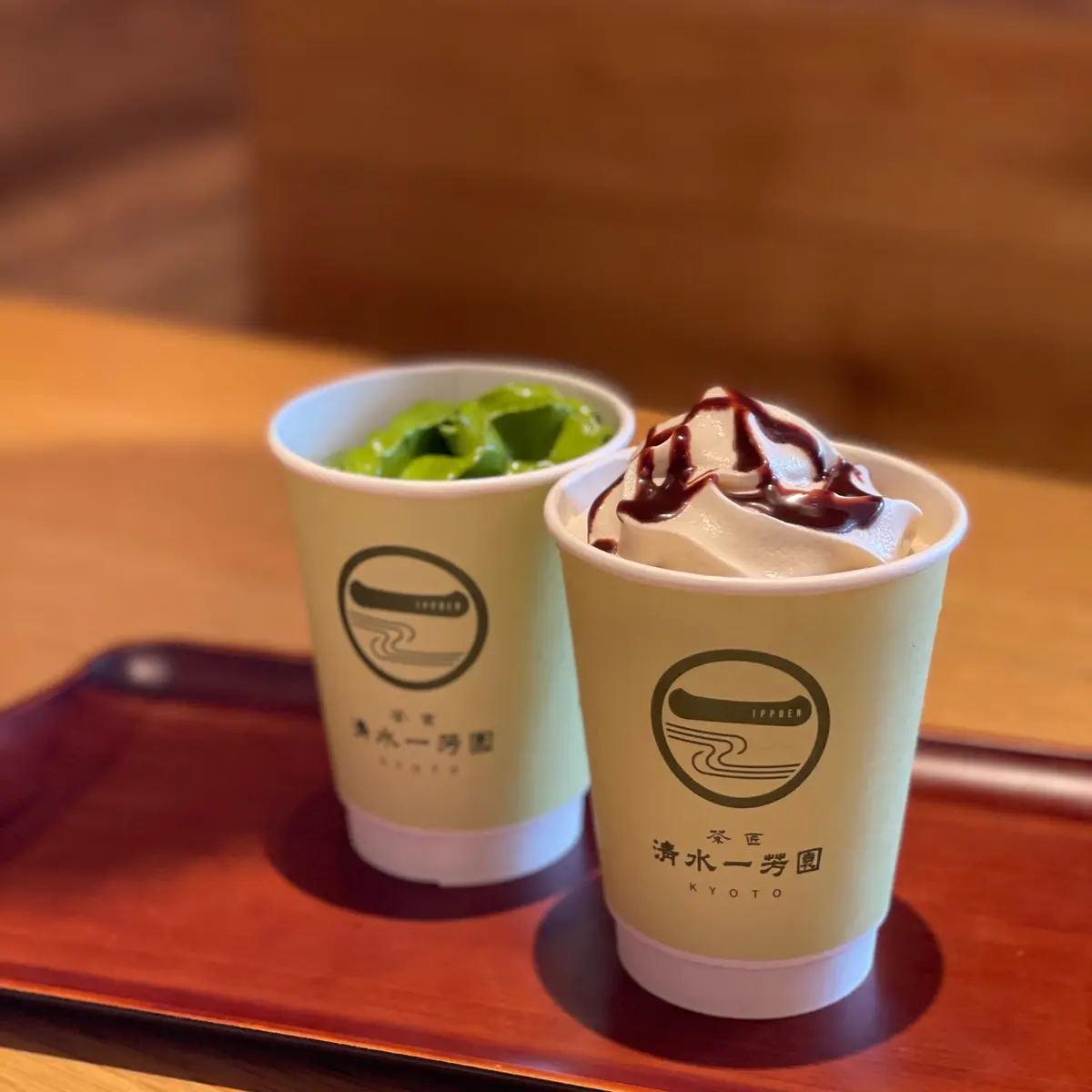 ロゴＴシャツ✖️黒パンツ✖️サンダルの画像_2