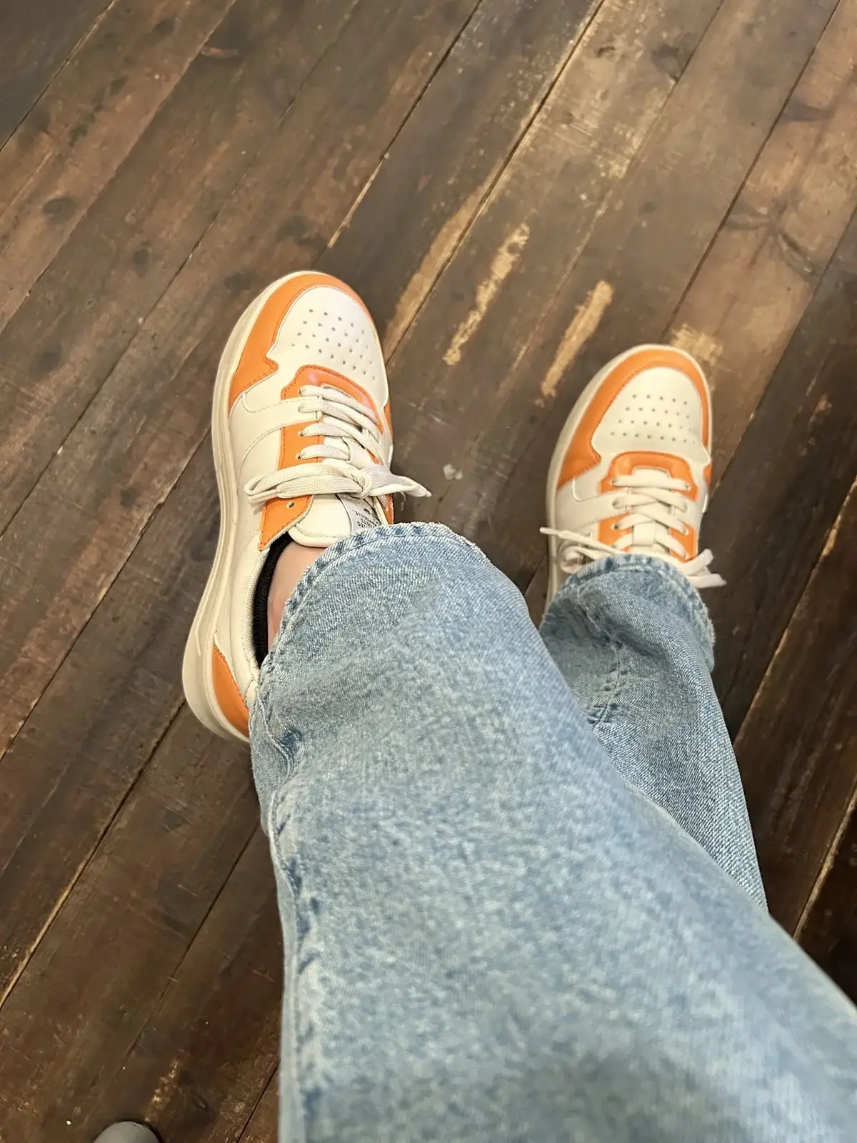 秋のおしゃれは足元から　レザースニーカーが大人のおしゃれに大活躍です