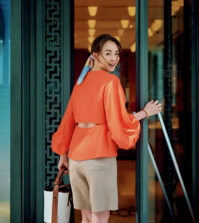 ショッピングへはトレンド感を意識。ポジティブなオレンジとヘルシーな肌見せが夏に映える