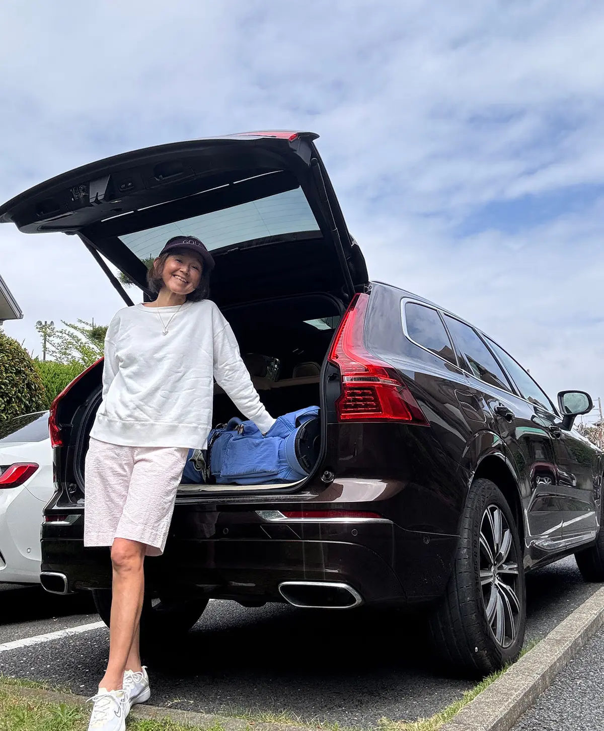 シアサッカーのハーフパンツに、白のスウェットスタイル